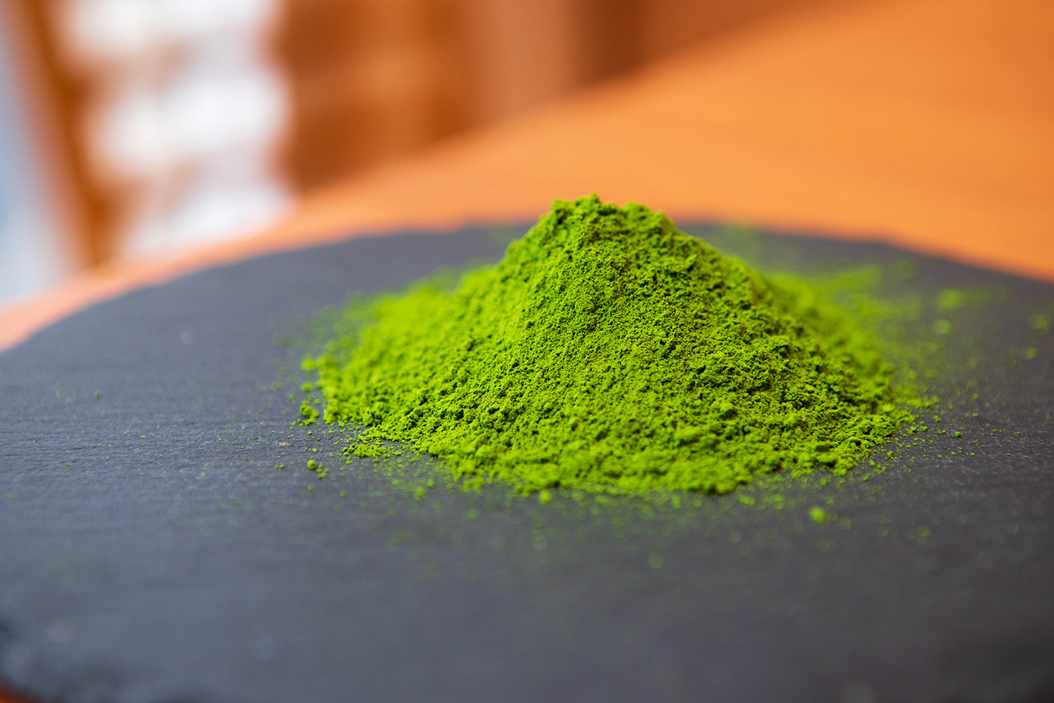 丁寧に最高品質の抹茶を作っています。